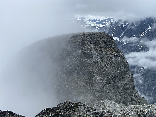 Bilde #12: Utsikt fra Romsdalshornet over mot Lillehornet [1538 m.o.h.]. Her skal jeg ned i skaret mellom de to hornene, for så å ta meg ned i Hall's renne.