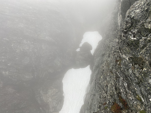 Bilde #14: Litt snø lå der fortsatt i Hall''s renne, men det var ikke mye, og den lå nedenfor den delen av renna som traséen går i.