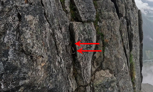Bilde #5: Akkurat her, på det mest tricky og eksponerte stedet, står det igjen en bolt og en trad-kile etter tidligere klatrere.