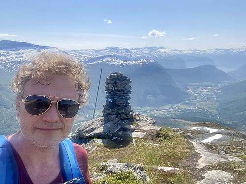 Bilde #6: Ved varden på "toppunktet" av Gjerdsegga [1140 m.o.h.], med utsikt utover Valldalen.