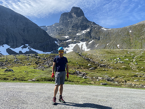 Bilde #1: Kjapp posering foran Romsdalshornet før vi tok fatt på dagens bestigning.