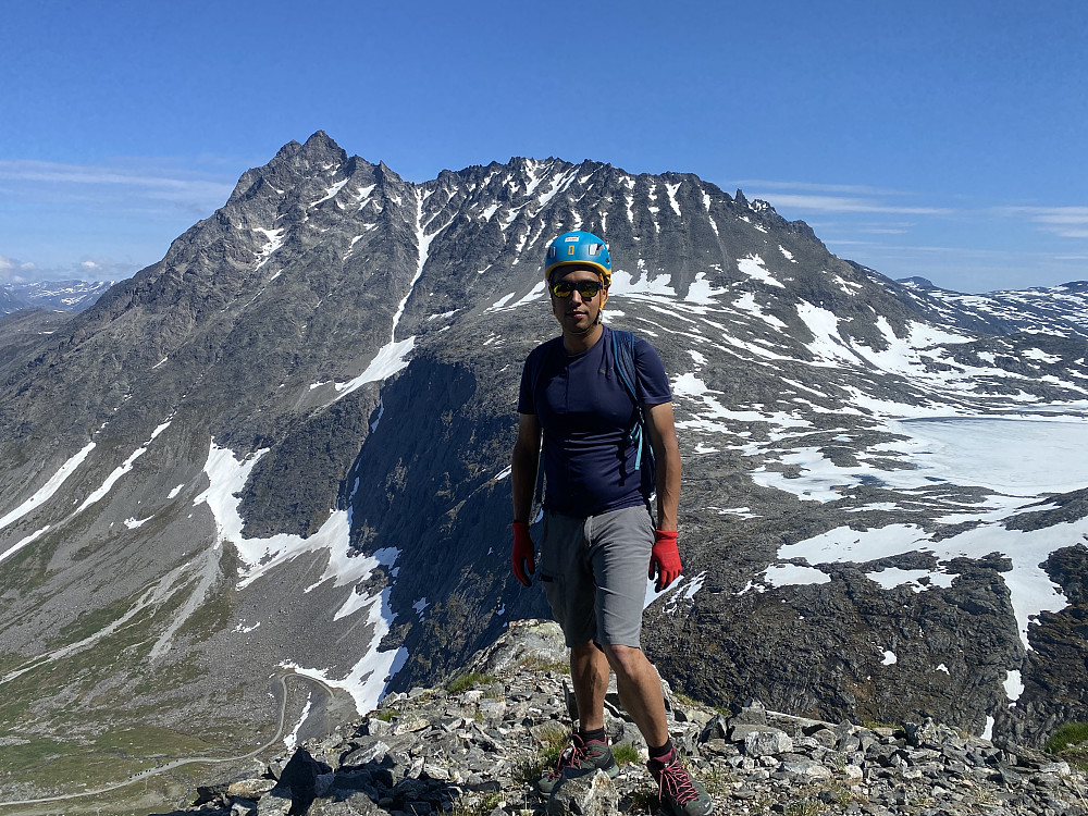 Bilde #5: På et lite platå like før vi kommer opp på toppen av å østryggen - med hele Venjetindtraversen i bakgrunnen. Kvanndalstinden kan også såvidt sees bak traversen. Olaskarsvatnet sees inne i dalen til høyre.