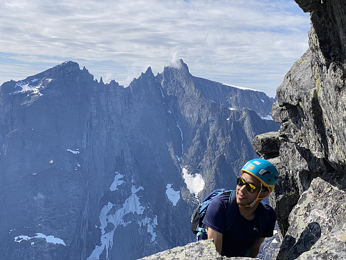Bilde #6: Litt klyving like ovenfor skaret mellom Romsdalshornet og Lillehornet. Trollveggen med sine mange pinnakler sees i bakgrunnen.