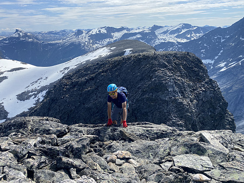 Bilde #7: Ankomst på topplatået. Lillehornet [1538 m.o.h.] og Hornaksla [1511 m.o.h.] sees i bakgrunnen.