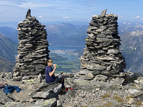 Bilde #8: Lunchpause på toppen. Mellom de to vardene sees Åndalsnes i det fjerne.