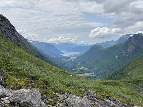 Bilde #1: Utsikt fra Nyheia utover mot Isfjorden. På høyre side av dalen sees Husnebba [808 m.o.h.], Grønhaugan [649 m.o.h.] og Storaksla [626 m.o.h.].
