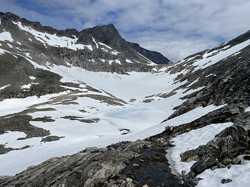 Bilde #2: Et fjellvatn på 1097 m.o.h. Nyheitinden [1598 m.o.h.] troner over andre enden av vannet.