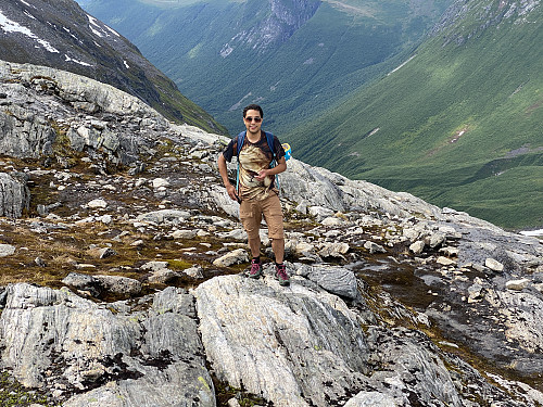 Bilde #3: Veien videre oppover mot nordryggen går til dels over noen svaberg, men dels også over steinur.