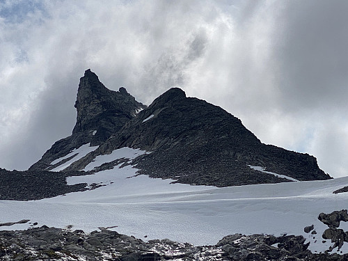 Bilde #4: Gjuratinden kommer til syne over Hoembreen. Nordtoppen (den til venstre) er 1705 m.o.h., og hovedtoppen er 1712 m.o.h.