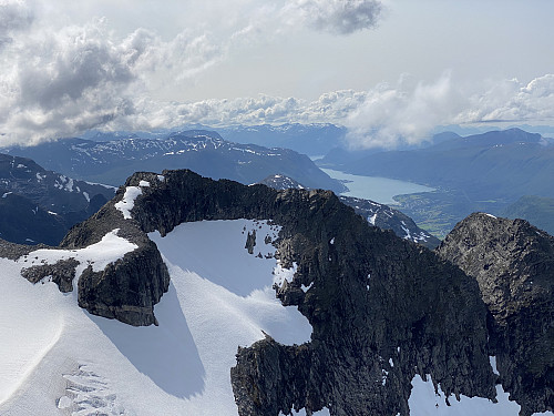Bilde #7: Utsikt mot Gjurafjellet [1448 m.o.h.], og med Nørdre Gjurafjellet [1385 m.o.h.] ute til høyre. Isfjorden i bakgrunnen.