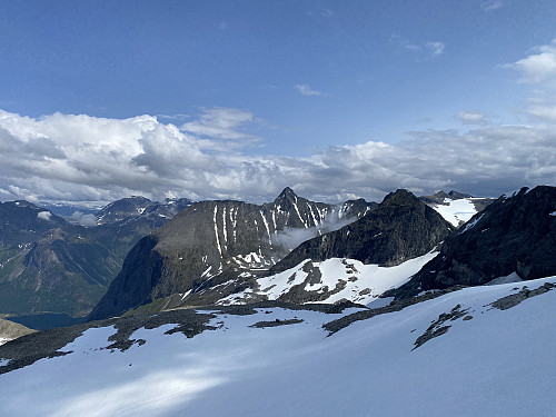 Bilde #8: Utsikt mot Hoemtinden [1736 m.o.h.]. Hoemtinden er den midt i bildet, og rett til høyre for midten sees Svartevasstinden [1635 m.o.h.].
