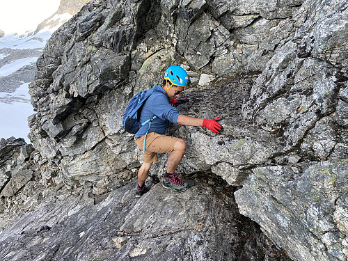 Bilde #10: Her er Dag i ferd med å komme seg forbi cruxet. Bildet viser også at man saktens kunne klatre opp ryggen i bakgrunnen i stedet, men da velger man langt vanskeligere klatring, uten at eksponeringsgraden reduseres veldig mye.