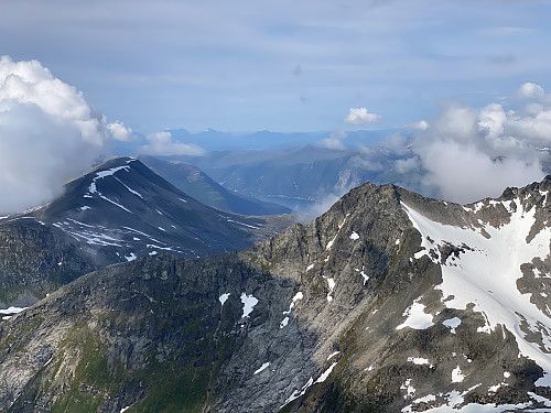 Bilde #13: Utsikt nordover mot Eresfjorden. Til venstre i bildet sees Kvitfjellet [1381 m.o.h.] og i forgrunnen sees nordvestryggen av Nyheitinden (knausen som ruver høyest i bildet er V4 - 1508 m.o.h.).
