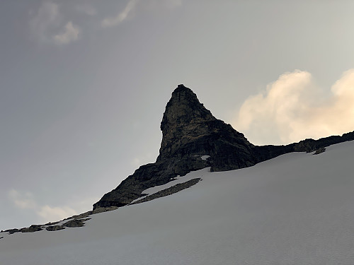 Bilde #17: Tilbakeblikk mot Gjuratinden fra nede på Hoemsbreen.