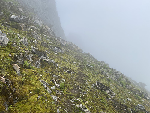 Bilde #9: Stien i fjellsida like innunder Kaldtind-toppen, jfr. bilde #8. Så vidt jeg kunne se da jeg passerte litt lengre fremme, burde det være mulig å fortsette rett fram langs den stiplede blå linjen på forrige bilde, men dagens tur skulle by på såpass mye klyving og klatring lengre fremme, at jeg ikke ønsket å kaste bort tid og krefter på unødvendig klyving allerede her.