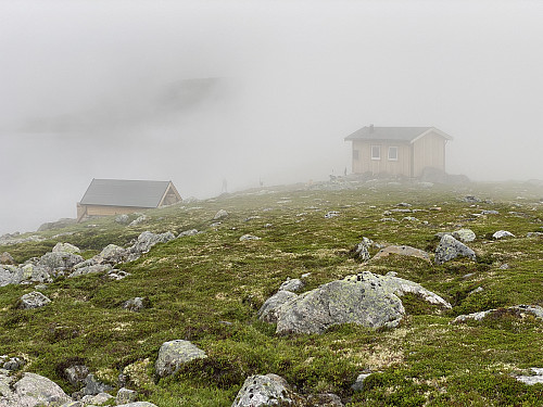 Bilde #27: Da jeg gikk forbi disse hyttene stod det en kar nede ved bredden av vatnet og fisket (hvis man ser godt etter, ser man en slags skygge av ham på bildet).