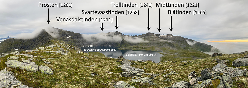 Bilde #31: Panorama som viser traversen mellom Svartevasstinden [1258 m.o.h.] og Trolltinden [1241 m.o.h.], sammen med noen av de øvrige toppene langs denne fjellryggen. Bildet er tatt fra Langfjellet [987 m.o.h.].