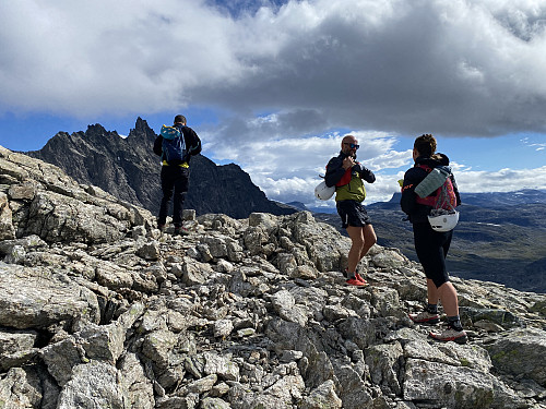 Bilde #2: En kort pause for å nyte og fotografere utsikten mot Kvanndalstinden [1744 m.o.h.].