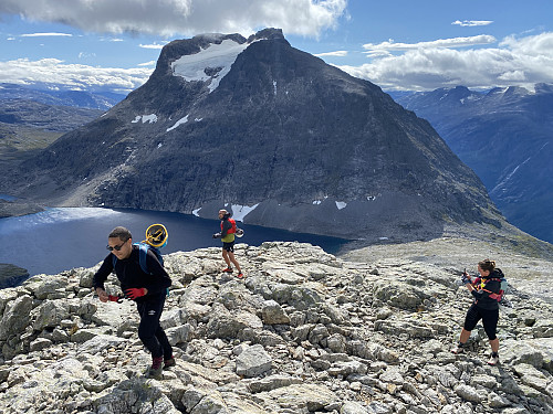 Bilde #3: Utsikt mot Svartevatnet og Kalskråtinden [1801 m.o.h.]. Bildet er tatt fra samme sted som forrige bilde.