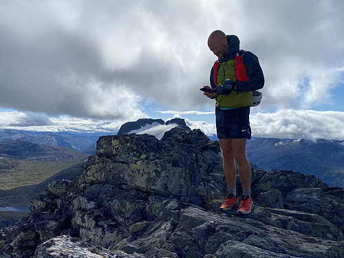 Bilde #5: På en av de mange knausene langsetter Venjetindtravers-ryggen.