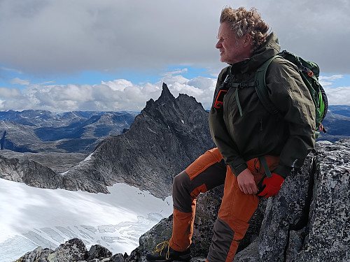 Bilde #7: Undertegnede tar seg en kort pause. Kvanndalstinden i bakgrunnen.