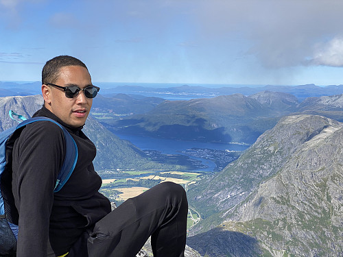 Bilde #8: Utsikt mot Romsdalen og Åndalsnes. Romsdalseggen sees til høyre i bildet.
