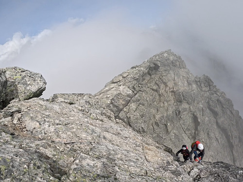 Bilde 18: Vi ankommer toppen på Lille Venjetind [1822 m.o.h.]. (Bilde fra Video #3).