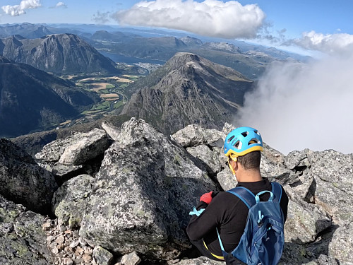 Bilde #19: På toppen av Lille Venjetinden [1822 m.o.h.]. (Bilde fra Video #3).