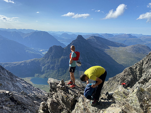 Bilde #28: I renna nedenfor skaret, ble vi møtt av sommervarme, og måtte vrenge av oss jakkene.