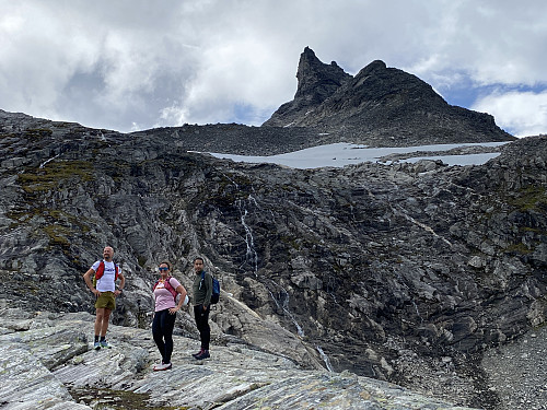 Bilde #1: En kort pause på ca. 1150 m.o.h. Gjuratinden, med de to toppene/pinakklene sees i bakgrunnen. Vi hadde planlagt å benytte nordryggen, som sees på dette bildet, for å nå toppen.