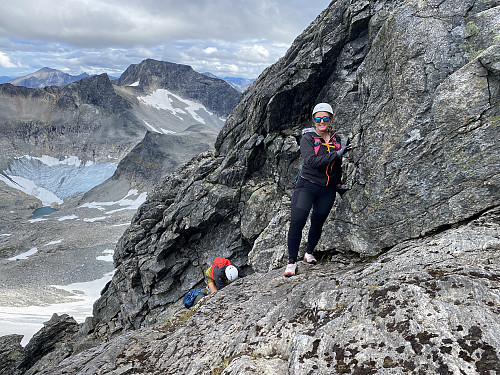 Bilde #2: Og her har Lisa akkurat passert cruxet på Nordryggen. I bakgrunnen sees Sjølvdøla [1719 m.o.h.] og Nyheitinden [1598 m.o.h.] med Nyheibreen og Nyheivatnet [1097 m.o.h.].