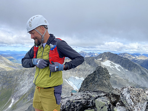 Bilde #6: Stian på toppen, og med nortoppen [1712 m.o.h.] og Sjøvdøla [1719 m.o.h.] i bakgrunnen.