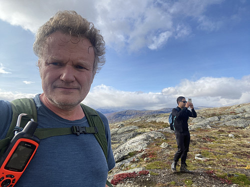 Bilde #3: På Bjorlitoppen 1238 (Peakbook-betegnelse: "Toppen trig pkt"). Denne knausen er ikke høyest på Bjorlitoppen (toppen ligger litt lengre sør), men det er denne knausen man ser nede fra bygda, og det er herfra man har utsikt ned til bygda og hytteområdet.