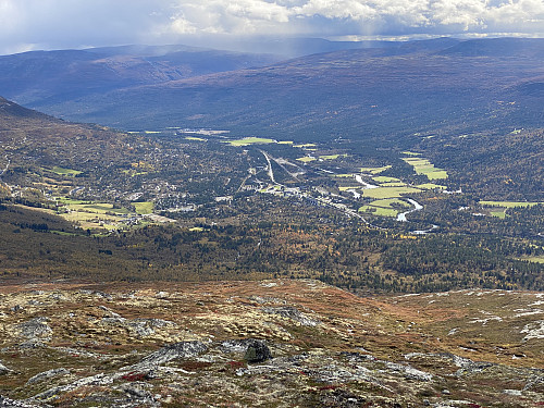 Bilde #4: Utsikt fra Bjorlitoppen 1238 mot hyttefeltet på Bjorli. Elva Rauma sees til høyre for riksveien [E134]. Vi er fortsatt vest for vannskillet, hvilket betyr at Bjorli geografisk sett ligger i Romsdalen, selv om det administrativt sett tilhører Innlandet fylke.