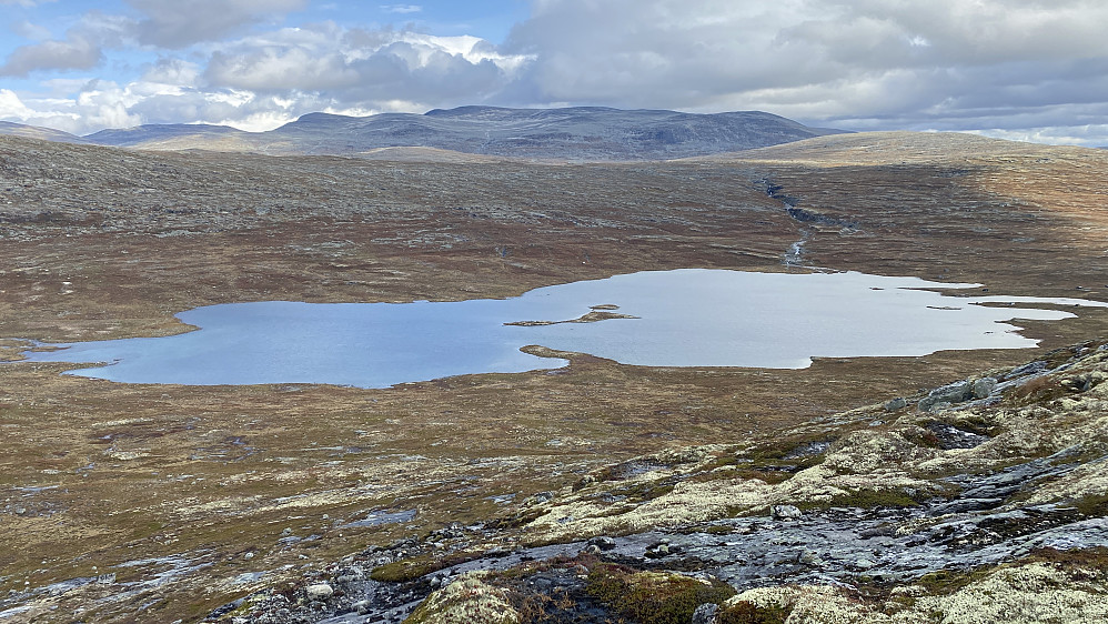 Bilde #5: Utsikt fra Bjorlitoppen ned mot Bøvervatnet [1030 m.o.h.]. Fjellet i bakgrunnen er Svarthøe [1883 m.o.h.].