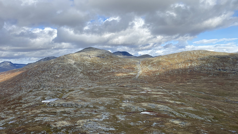Bilde #6: Utsikt fra Bjorlitoppen mot Raudmyrhøa [1616 m.o.h.] og Bøverhø [1403 m.o.h.]. Fossen som kommer ned mellom dem er Nordre Bøvre, og det høye fjellet i bakgrunnen er Kaldbottinden [1856 m.o.h.]. Her valgte vi å gå opp langs venstre side av fossen (se neste bilde), for så å ta til venstre mot Raudmyrhøa straks vi var kommet opp i hengedalen ovenfor fossen.