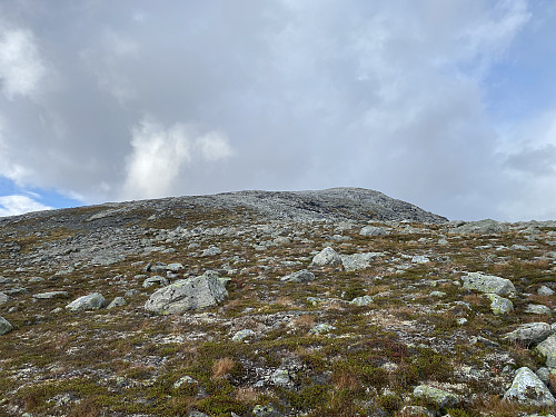 Bilde #8: Raudmyrhøa i det vi nærmer oss kanten mot Raudmyr-dalen ovenfor oss.