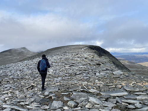 Bilde #12: Vi nærmer oss toppen på Kaldbottinden [1856 m.o.h.]. Børa [1916 m.o.h.] til venstre i bildet.