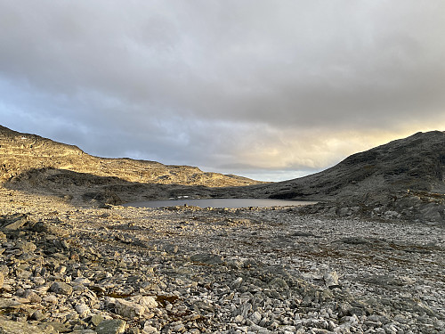 Bilde #13: I Kaldbotnen, med Kaldbottvatnet [1395 m.o.h.] foran oss, og med Kaldhøa [1640 m.o.h.] til høyre i bildet.