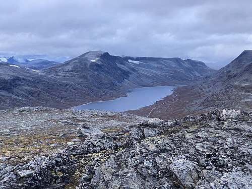 Bilde #14: Utsikt fra Kaldhøa [1640 m.o.h.] mot Store Sandgrovvatnet [1091-1070 m.o.h.]. Fossafjellet [1783 m.o.h.] sees til venstre for vatnet, og Sandgroveggen [1764 sees til høyre for vatnet.