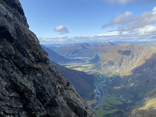 Bilde #3: Utsikten fra nordveggen ned i Romsdalen, og like ut til Åndalsnes og fjorden.