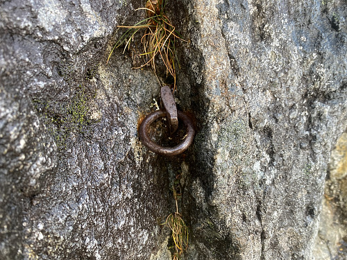 Bilde #4: En bolt i fjellet, som noen har plassert for å kunne sikre omtrent der traséen er mest tricky.