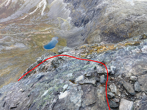 Bilde #8: Et raskt tilbakeblikk på ruta jeg akkurat har kommet oppover (markert med rød linje). Bildet tatt ved ca. 1500 m.o.h.