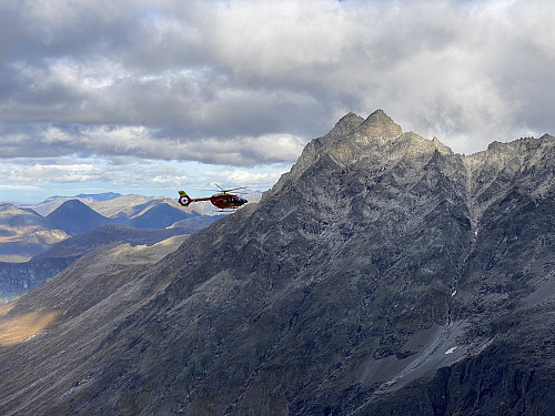 Bilde #9: Helikopter som passerer foran Store og Lille Venjetind, og som deretter fløy inn i skaret mellom Romsdalshornet og Lillehornet.