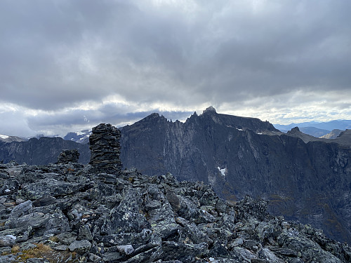 Bilde #11: Utsikt mot Trollveggen fra toppen av Romsdalshornet.