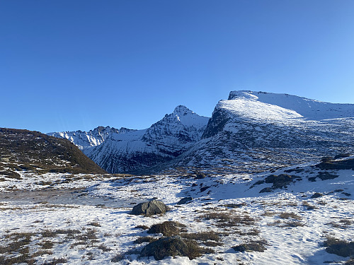 Bilde #3: Lauparen kommer til syne. Lauparen og "Militærlua" sees midt i bildet. Til høyre sees Sunnmørslauparleggen, og til venstre i bildet har vi Brudefølget.