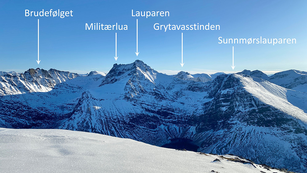 Bilde #8: Utsikt mot Lauparen, Grytavasstinden og Brudefølget.