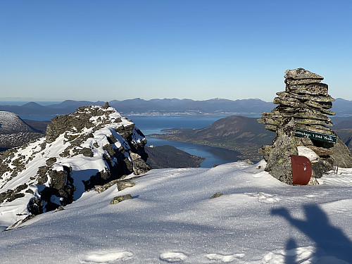 Bilde #9: På toppen av Kvitnyken (1242 m.o.h.), med utsikt mot Tresfjord og Molde.