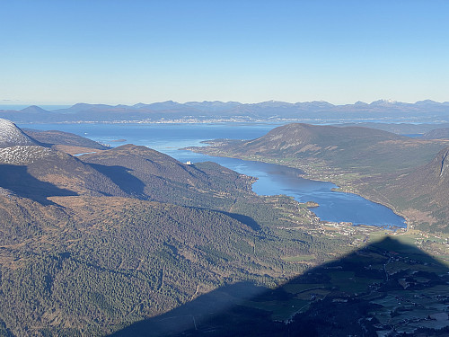 Bilde #11: Utsikt mot Tresfjorden og mot Molde fra den ytterste knausen på Kvitnyken, dvs. fra den knausen som er synlig på bilde #9.