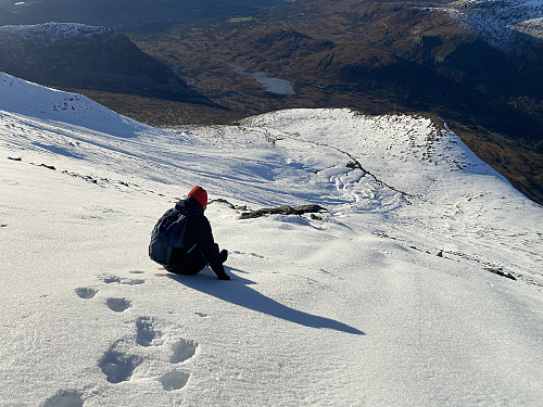 Bilde #13: På vei ned fra Kvitnyken mot Litlebottsrøra. Her var nedstigningen temmelig bratt, samtidig som føret var hardt og isete; og vi måtte stampe til dels svært hardt med bena for å få nogenlunde trygge spor å gå i.